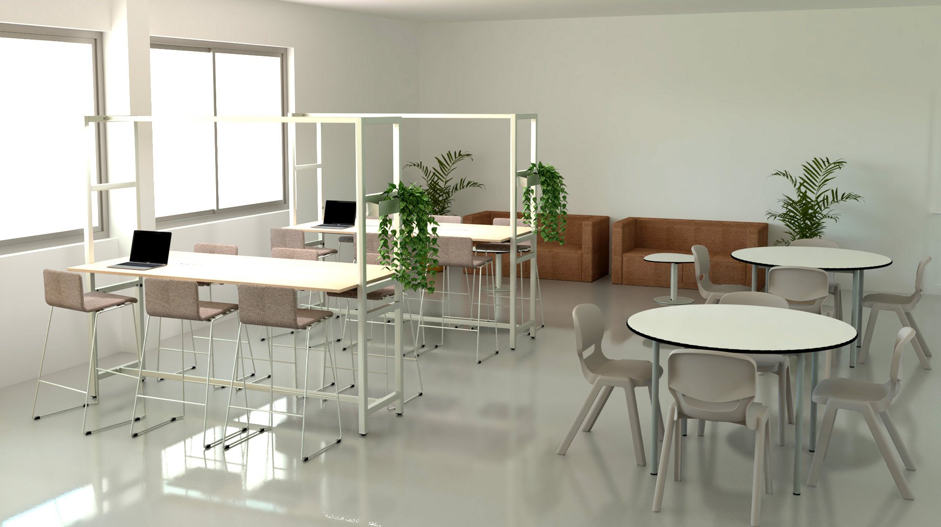 Salon de bureau moderne, conçu comme une salle des enseignants, avec des tables et des chaises rondes, des tables hautes avec des ordinateurs portables, des plantes d'intérieur et des canapés bruns près de grandes fenêtres, créant ainsi un espace de travail lumineux et ouvert.
