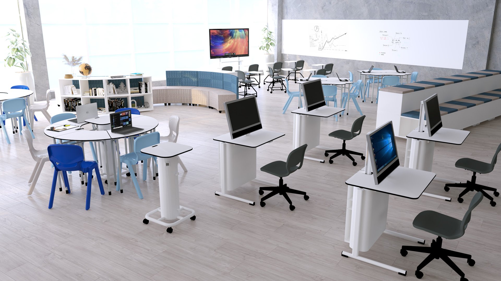 Salle de classe moderne équipée de plusieurs sièges, dont des bureaux avec des ordinateurs, des tables rondes avec des chaises, un canapé bleu et un grand tableau blanc. La salle est lumineuse, avec de grandes fenêtres et un écran affichant des graphiques colorés.