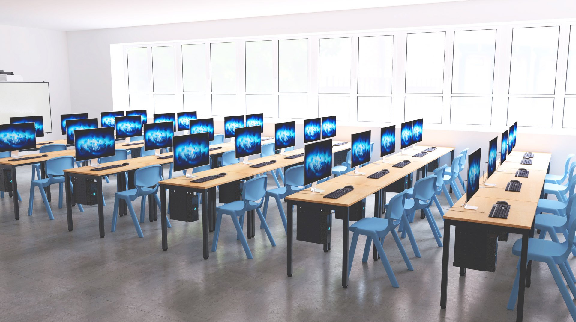 Un laboratoire informatique moderne avec des rangées de bureaux en bois, des chaises bleues et des ordinateurs de bureau sur chaque bureau. De grandes fenêtres bordent un mur, laissant entrer la lumière naturelle, et la salle semble propre et organisée.