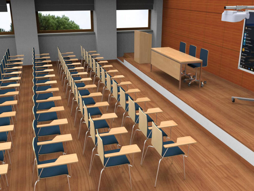 Salle de conférence moderne avec des rangées de chaises bleues et des bureaux en bois attachés faisant face à une scène avec un podium, un bureau, des chaises et un écran ; de grandes fenêtres sont visibles à l'arrière-plan.