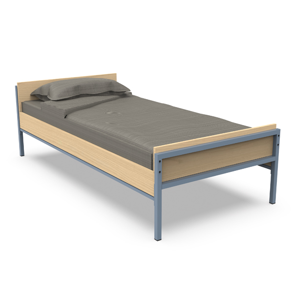 Le Lit simple - Ligne Focus est un lit simple avec une tête et un pied de lit en bois clair, un cadre métallique bleu, une literie grise avec oreiller assorti, le tout sur un fond blanc uni.