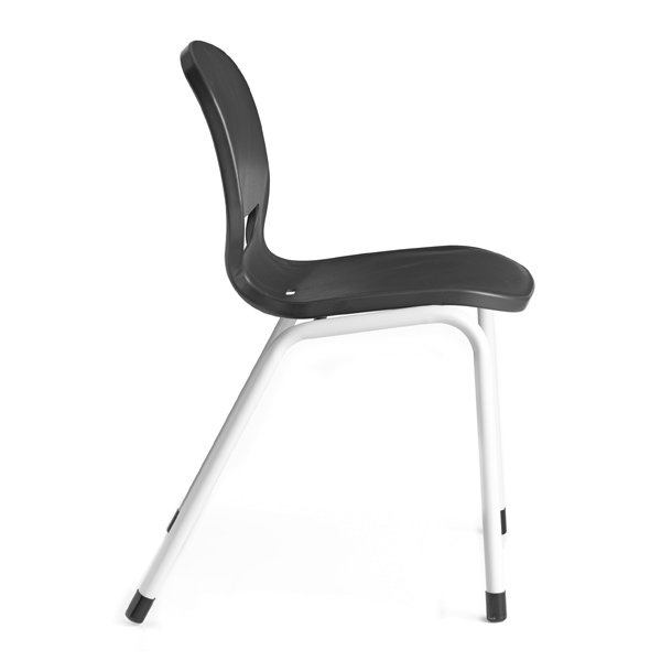 La Chaise Ergos Shell Base est une chaise moderne en plastique noir avec un dossier et une assise incurvés, soutenus par des pieds angulaires en métal blanc, présentés de côté sur un fond blanc.
