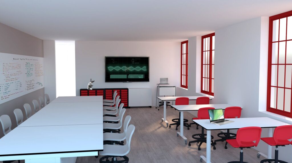 Une salle de classe moderne conçue comme un laboratoire, avec des tables blanches, des chaises rouges et blanches, un grand écran mural, un tableau blanc rempli de notes et des fenêtres à cadre rouge qui inondent l'espace de lumière naturelle. Un ordinateur portable est posé sur une table au premier plan.