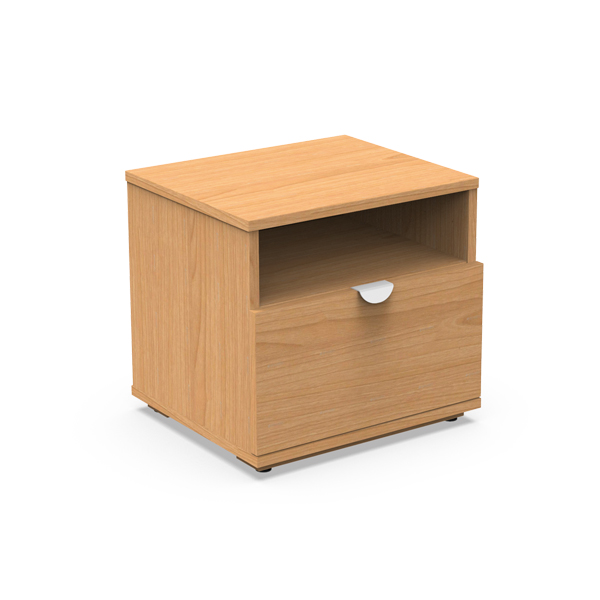 La table de nuit Lit simple - Ligne Focus est en bois clair, avec un tiroir à poignée blanche et une étagère ouverte au dessus, sur un fond blanc uni.