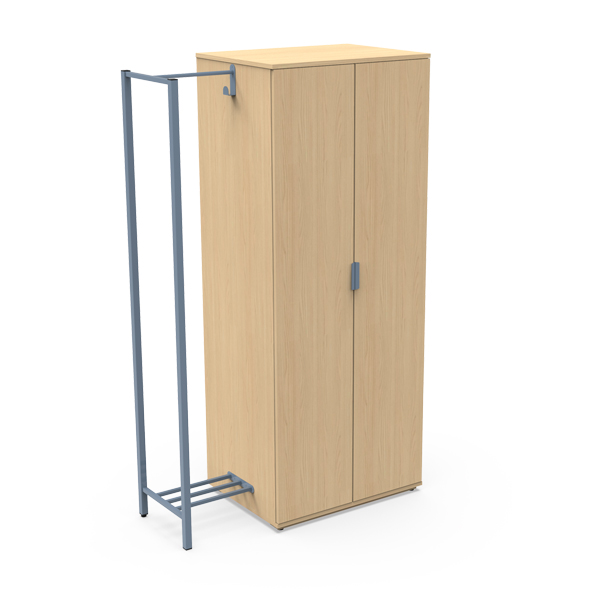 Un meuble de rangement en bois clair avec deux portes et des poignées en métal gris se trouve à côté du Lit simple - Ligne Focus, un grand portemanteau en métal gris fixé sur le côté du meuble.