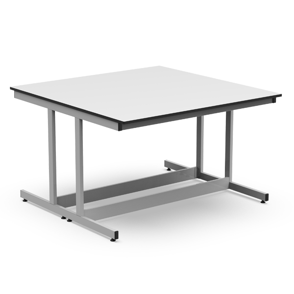 La Paillasse mural sans panneaux est une table rectangulaire avec un plateau blanc plat, des pieds métalliques robustes et une barre de soutien près de la base.