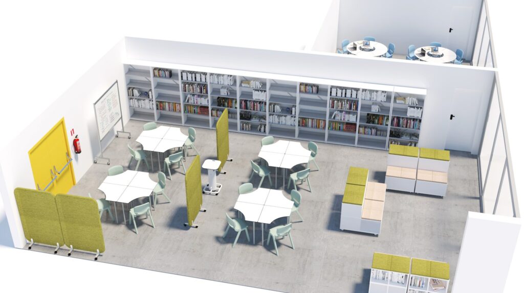 Une salle de classe moderne avec des tables de groupe, des chaises vertes, des écrans de séparation, des étagères le long du mur remplies de livres, des meubles de rangement, et un petit espace de réunion dans une pièce adjacente séparée par une vitre.