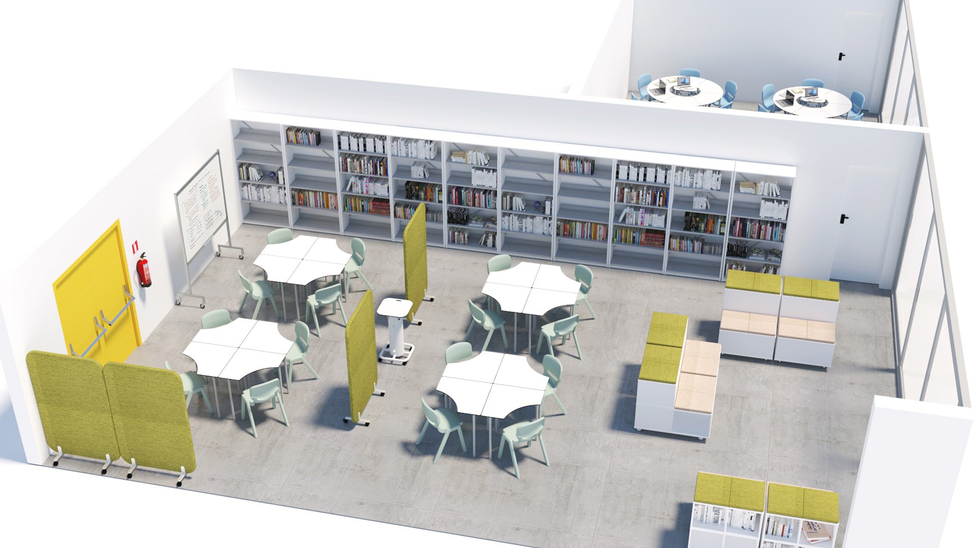 Une salle de classe moderne avec des tables de groupe, des chaises vertes, des écrans de séparation, des étagères le long du mur remplies de livres, des meubles de rangement, et un petit espace de réunion dans une pièce adjacente séparée par une vitre.