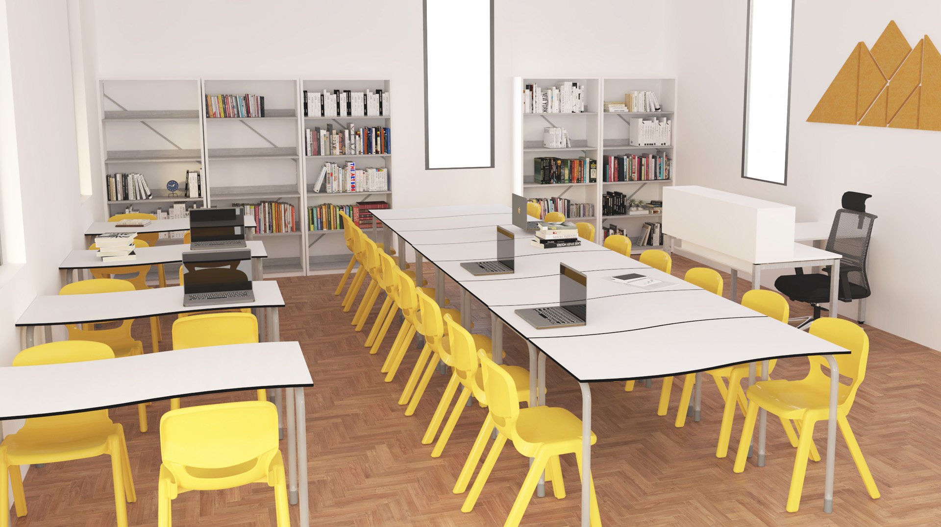Une salle de classe moderne avec de longues tables blanches, des chaises jaunes, plusieurs ordinateurs portables, une bibliothèque remplie de livres et un bureau de professeur avec une chaise noire, le tout sur un sol en bois.