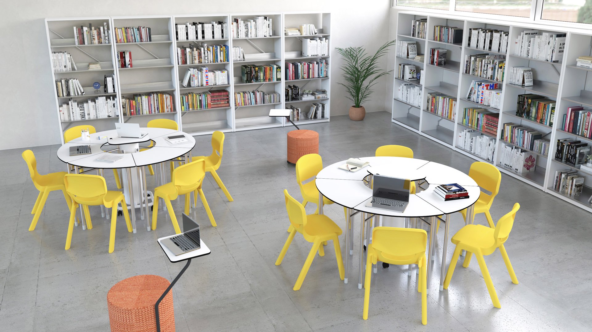 Une bibliothèque moderne avec des étagères blanches remplies de livres, des tables rondes blanches entourées de chaises jaunes, des ordinateurs portables sur les tables, des tabourets orange et une plante en pot près de la fenêtre. L'espace est lumineux et aéré.