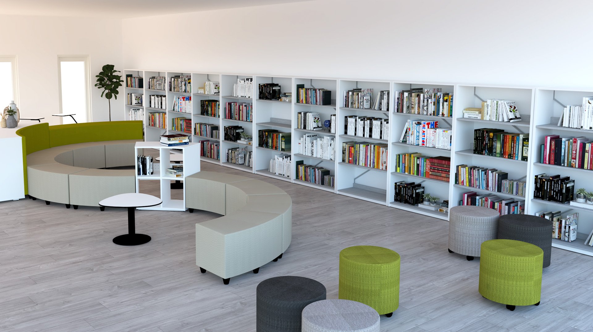 Une bibliothèque moderne avec des sièges incurvés, des ottomans ronds, des petites tables, des planchers en bois et des étagères blanches remplies de livres le long du mur du fond. Une plante en pot est posée près des fenêtres dans ce coin bibliothèque accueillant.