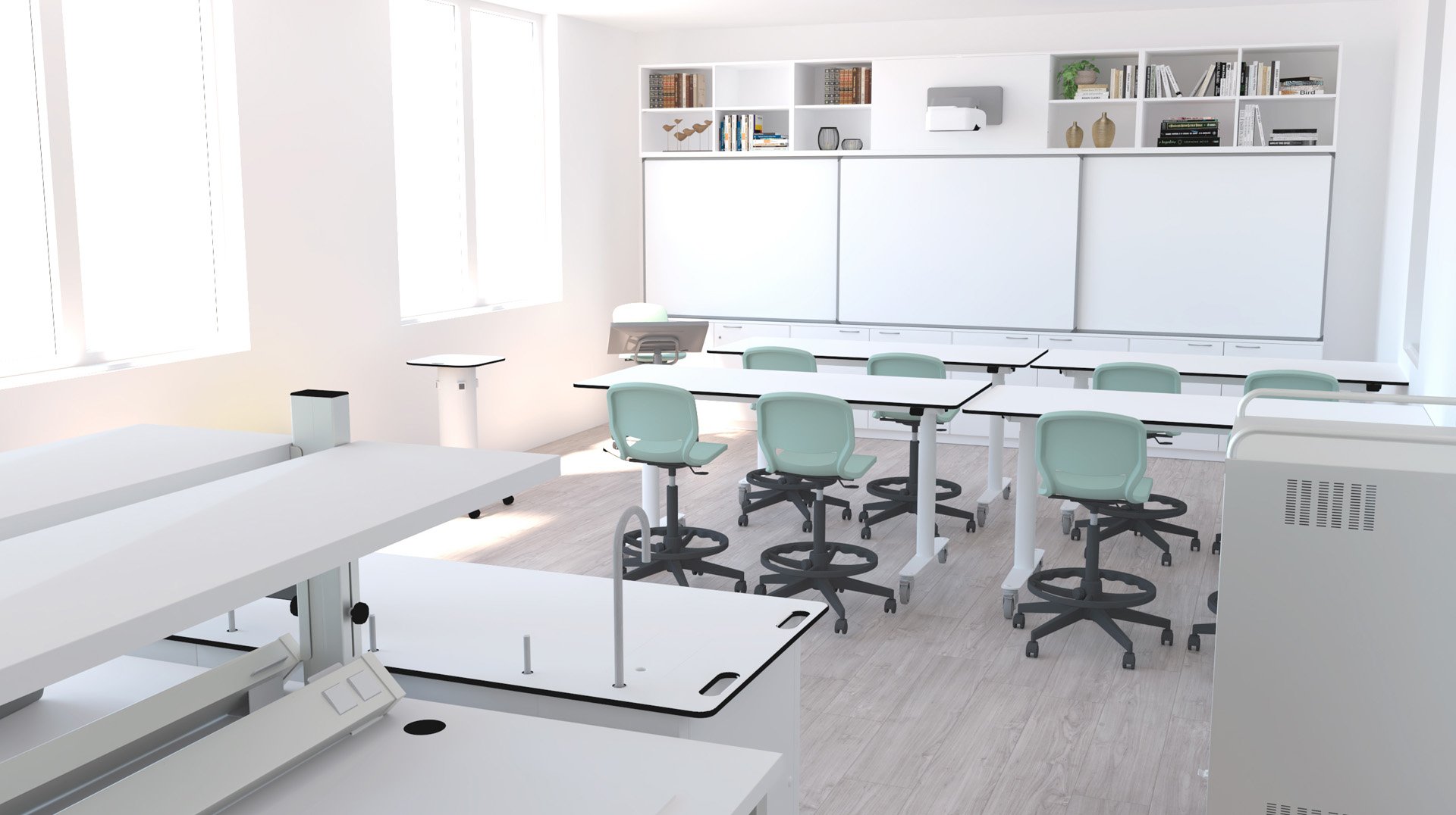 Une salle de classe moderne et lumineuse avec des murs blancs, de grandes fenêtres, des planchers en bois clair et des chaises vert menthe autour de bureaux blancs. Des étagères contenant des livres et des fournitures sont alignées sur le mur du fond au-dessus des tableaux blancs, créant un espace qui rappelle les laboratoires innovants.