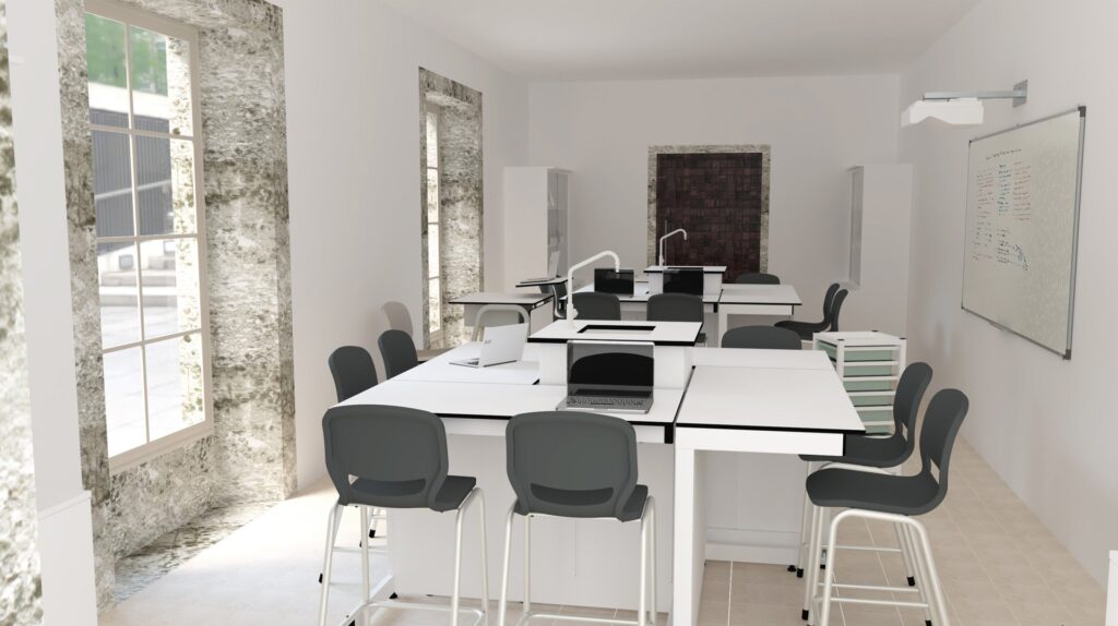 Une salle de classe moderne conçue comme un laboratoire, avec des tables hautes et des chaises noires, des ordinateurs portables sur les bureaux, de grandes fenêtres pour la lumière naturelle, un tableau blanc sur le mur et un projecteur monté au plafond.