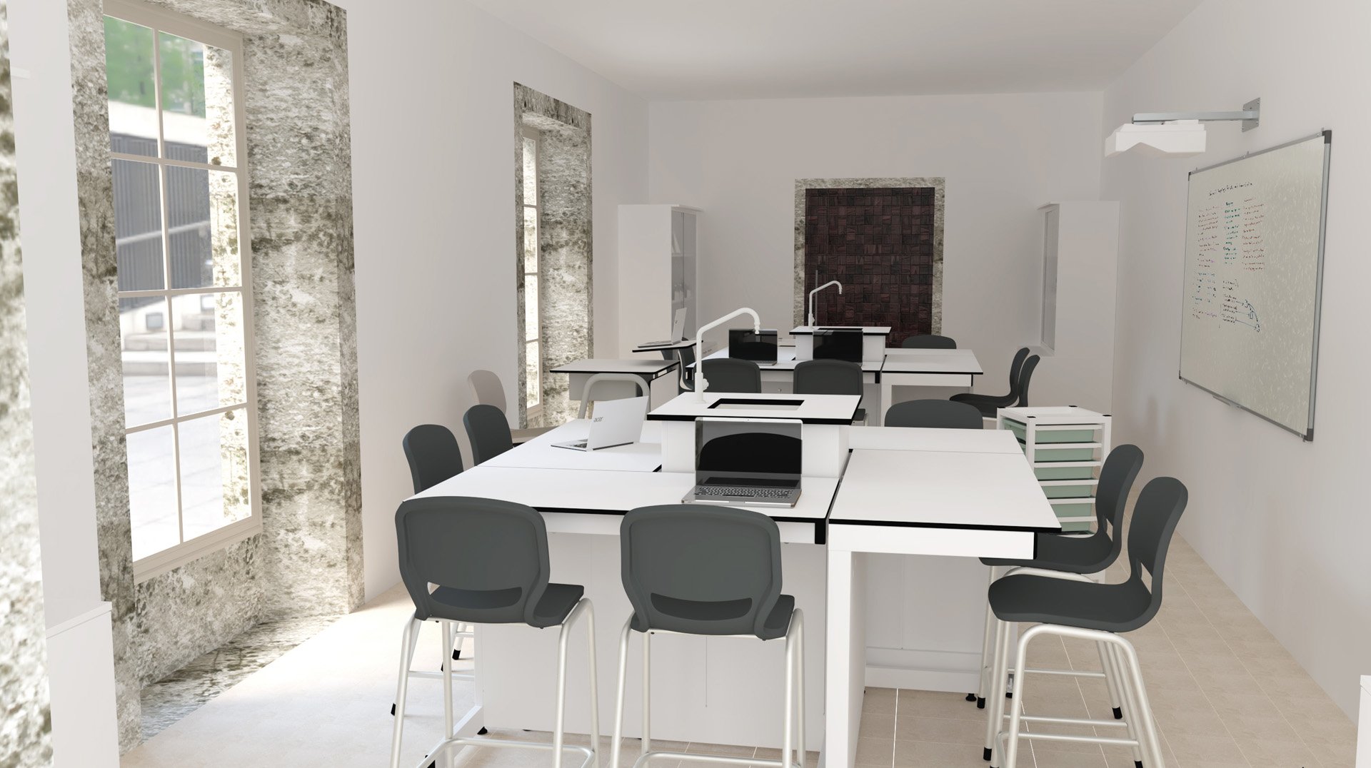Une salle de classe moderne conçue comme un laboratoire, avec des tables hautes et des chaises noires, des ordinateurs portables sur les bureaux, de grandes fenêtres pour la lumière naturelle, un tableau blanc sur le mur et un projecteur monté au plafond.