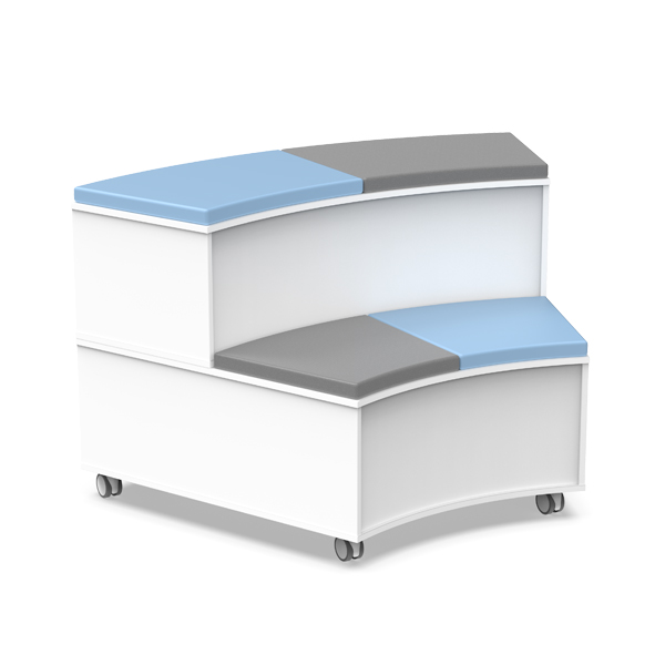 Le Banc Stand 45º est un banc courbé blanc à deux niveaux, avec des sièges rembourrés bleu et gris et des roulettes. Le niveau supérieur comporte un coussin bleu et un coussin gris ; le niveau inférieur comporte deux coussins assortis.
