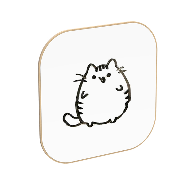 Un chat joufflu et souriant avec de petites oreilles, de petites pattes, un dos et une queue rayés est dessiné en lignes noires sur une surface blanche Sign P Soft avec un dos carré et des coins arrondis.