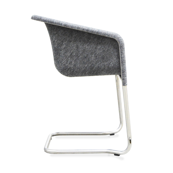 Vue de côté de la Chaise ADAGIO, dotée d'une assise moderne en feutre gris incurvé et d'un piétement luge en métal argenté.