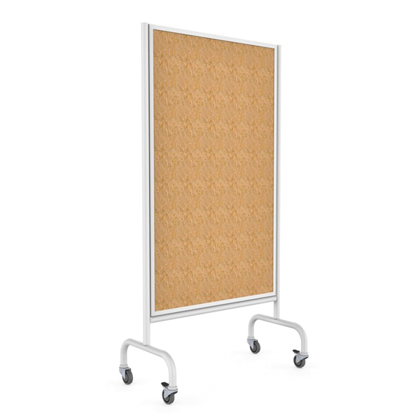 Le Tableau en liège mobile se compose d'un cadre en métal blanc, de quatre roulettes pour faciliter le déplacement et d'un tableau en liège rectangulaire positionné verticalement.