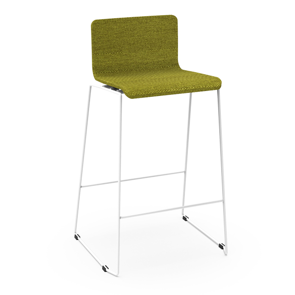 La Chaise Smooth Haute Rembourrée est un tabouret de bar moderne avec une assise et un dossier rembourrés en vert, des pieds en métal blanc et un design minimaliste.