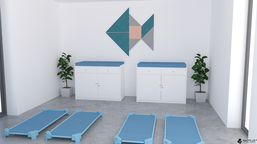 Une pièce propre et moderne avec quatre lits de camp bleus posés sur le sol, deux armoires blanches avec des dessus rembourrés bleus, deux plantes en pot et une œuvre d'art murale géométrique en forme de poisson au-dessus des armoires.