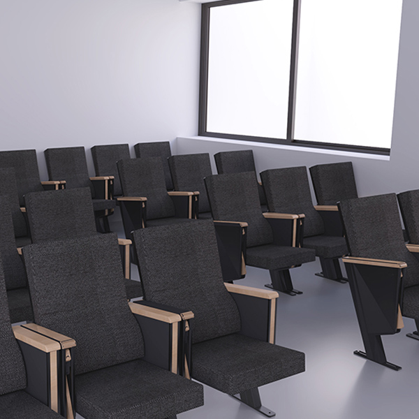 Des rangées de chaises d'auditorium vides, modernes et grises avec des accoudoirs en bois, disposées dans une salle lumineuse aux murs blancs et aux grandes fenêtres.