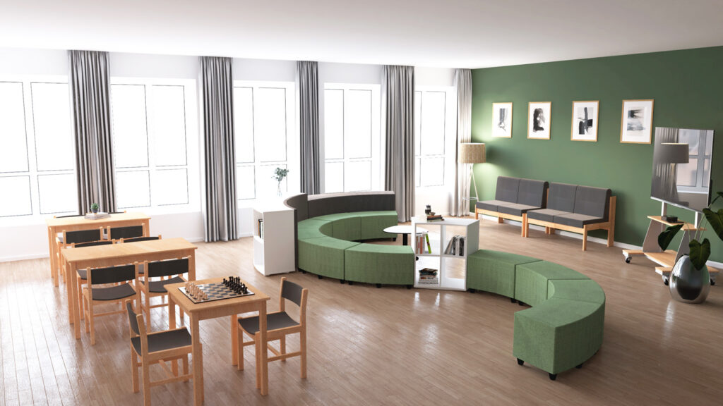 Une pièce moderne et spacieuse avec de grandes fenêtres, un sol en bois, un mur d'accent vert, des canapés circulaires verts comme mobilier innovant, des tables avec des chaises, un jeu d'échecs, une bibliothèque, un lampadaire et des photos encadrées créent une atmosphère confortable et accueillante.