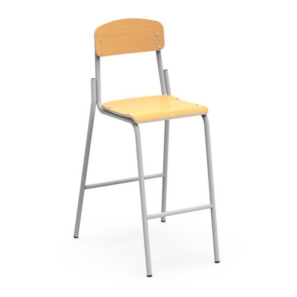 La Tabouret haute Q3 est une chaise haute avec une assise et un dossier en bois clair, ainsi qu'une structure à quatre pieds et un repose-pieds en métal argenté.