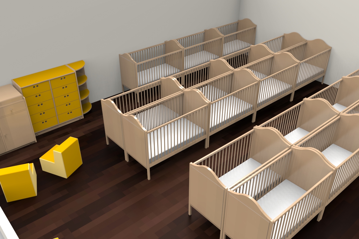 Une pièce avec neuf berceaux en bois vides disposés en rangées, des armoires de rangement jaunes avec des étagères et des tiroirs, et deux chaises jaunes et blanches de la taille d'un enfant sur un sol en bois sombre.