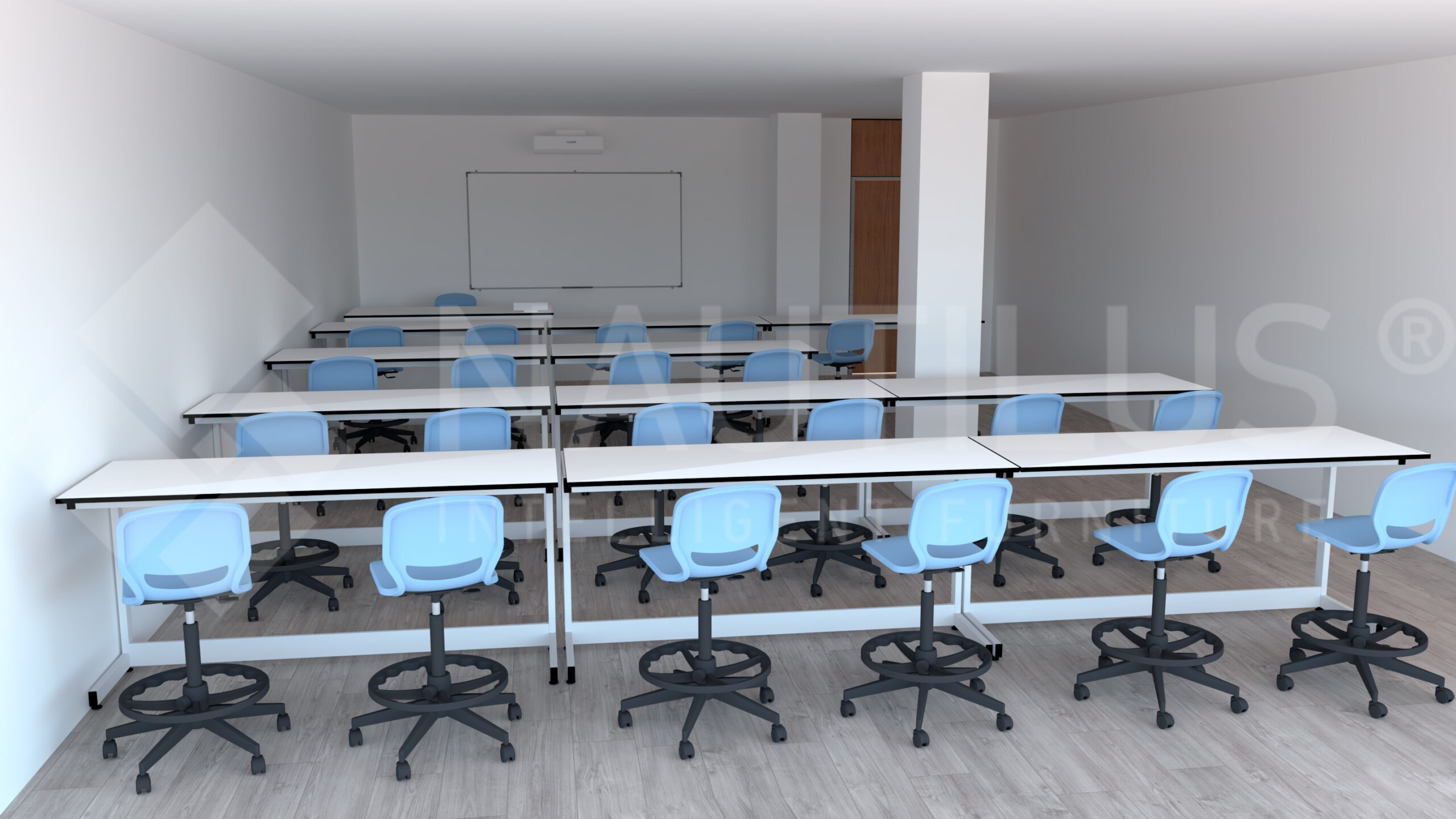 Une salle de classe moderne conçue comme les Laboratoires, avec des rangées de bureaux blancs et de chaises bleues à roulettes, face à un tableau blanc. L'espace comporte des murs blancs, un sol en bois et une porte à l'arrière.