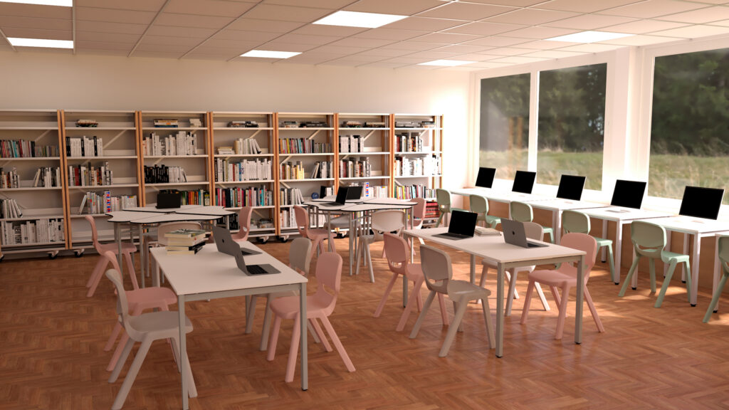 Une bibliothèque ou une salle de classe moderne avec des étagères, des tables et des chaises. Plusieurs ordinateurs et portables sont posés sur les bureaux, tandis que de grandes fenêtres inondent l'espace de lumière naturelle et offrent une vue sur la verdure à l'extérieur.