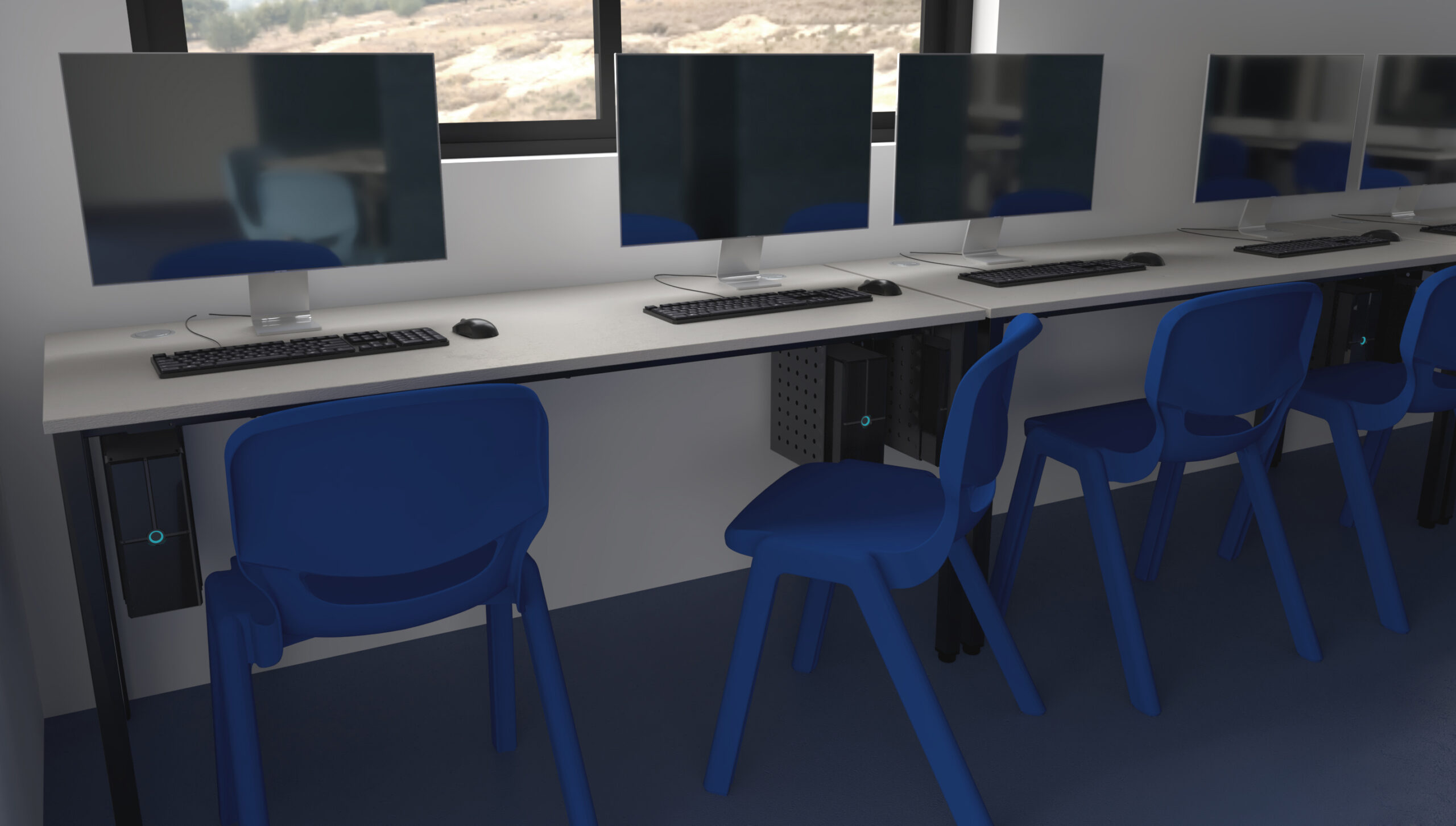 Une rangée de chaises bleues et des postes de travail informatiques avec écrans, claviers et souris dans une salle de classe ou un laboratoire informatique moderne, placés devant une fenêtre avec vue sur l'extérieur.