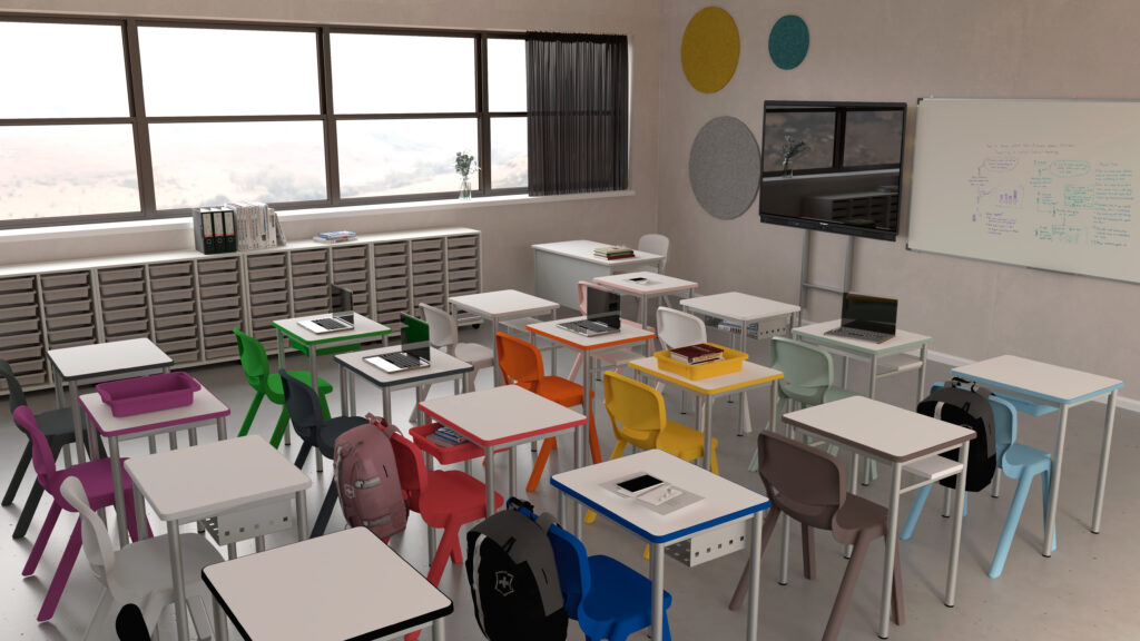 Une salle de classe moderne avec des chaises colorées autour de bureaux blancs, des sacs à dos accrochés aux chaises, des livres et des ordinateurs portables sur les bureaux - une école numérique - avec une grande fenêtre, des écrans de télévision muraux, un tableau blanc avec des écritures et des armoires le long du mur.