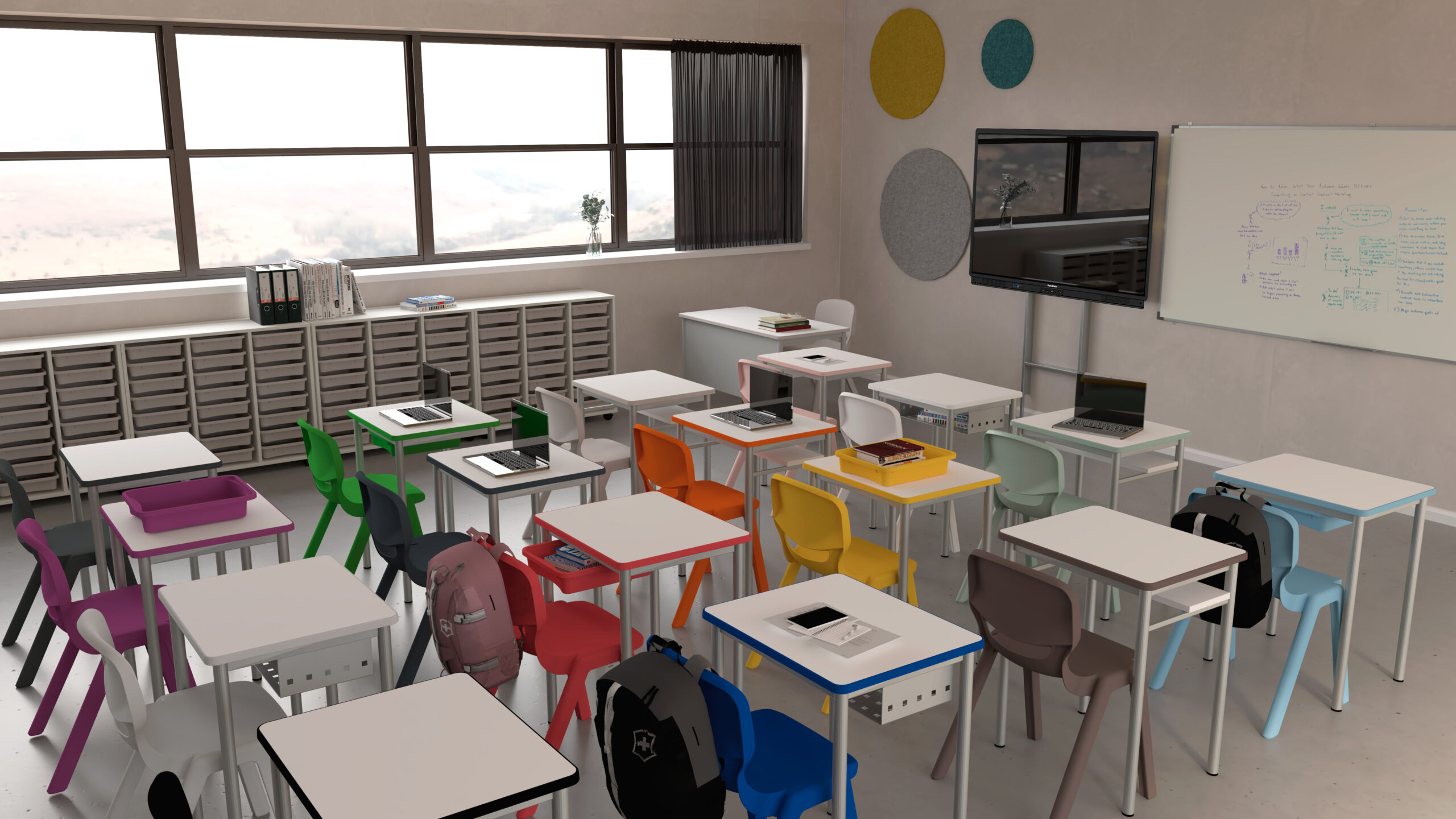 Une salle de classe moderne avec des chaises colorées autour de bureaux blancs, des sacs à dos accrochés aux chaises, des livres et des ordinateurs portables sur les bureaux - une école numérique - avec une grande fenêtre, des écrans de télévision muraux, un tableau blanc avec des écritures et des armoires le long du mur.