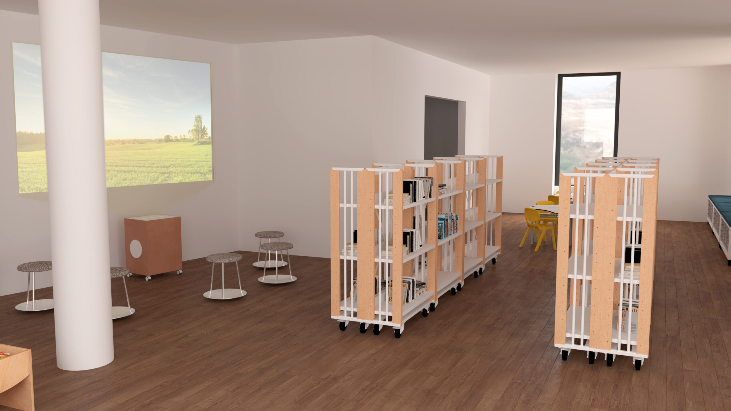 Salle de bibliothèque moderne avec sol en bois, murs blancs, étagères sur roulettes remplies de livres, une fenêtre, des tables avec des chaises jaunes, des tabourets ronds et un projecteur affichant une image de paysage sur le mur.