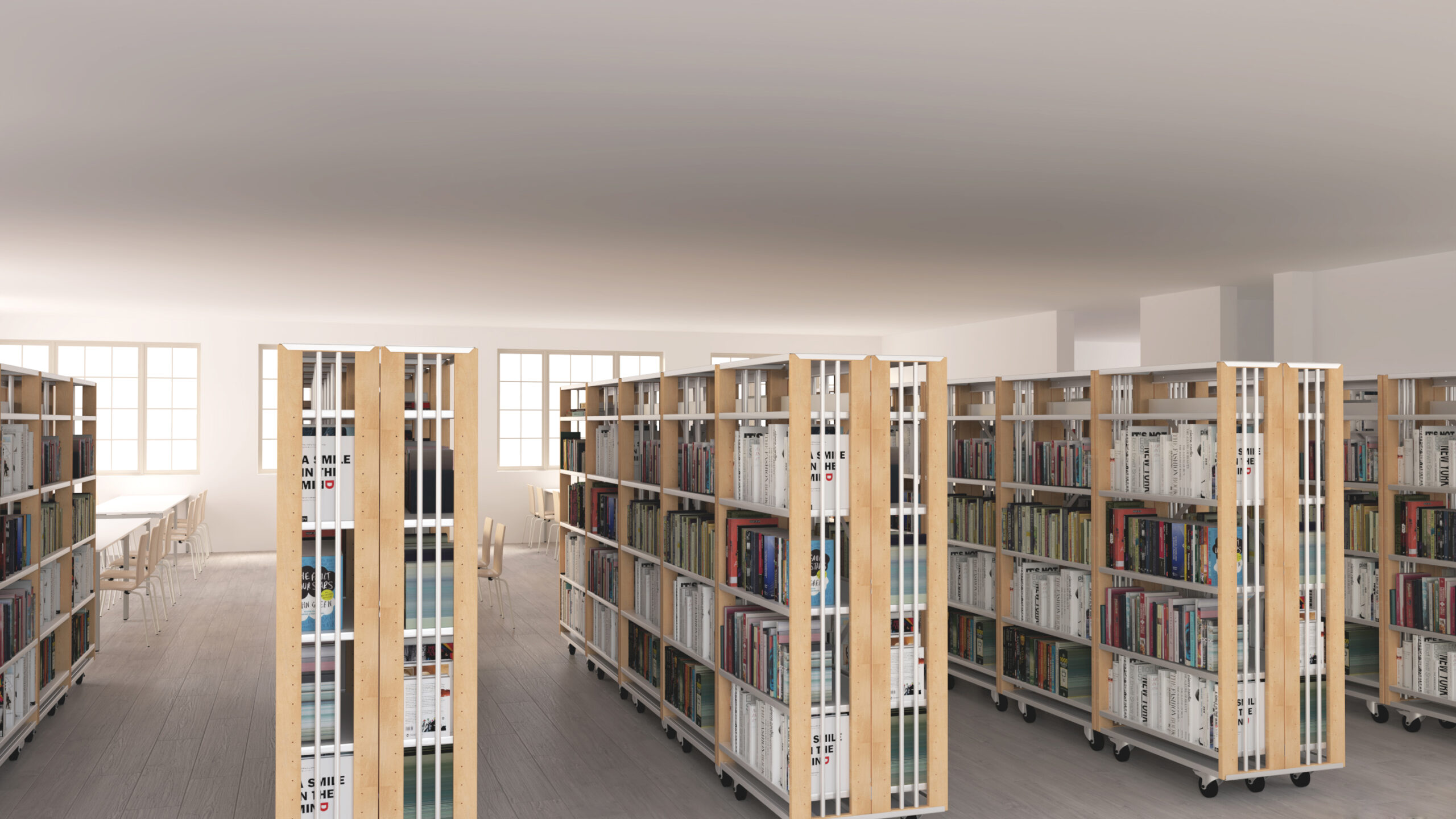 Un intérieur de bibliothèque moderne avec plusieurs rangées d'étagères en bois remplies de livres, de grandes fenêtres laissant entrer la lumière naturelle, et des tables avec des chaises pour lire ou étudier en arrière-plan.