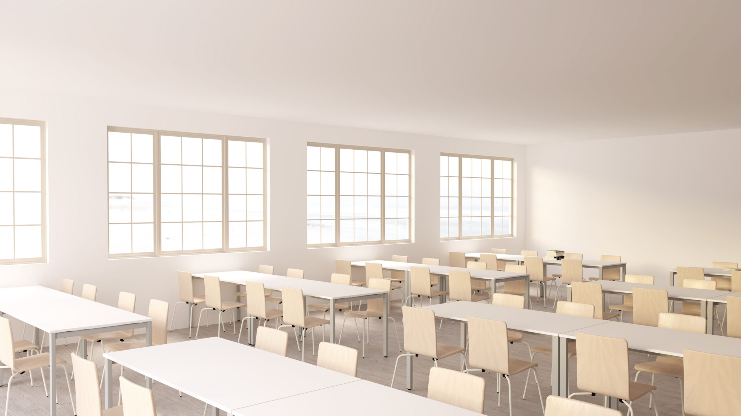 Une salle de classe lumineuse et spacieuse avec de grandes fenêtres, des rangées de chaises en bois vides et des tables blanches bien rangées, créant un environnement ordonné et propre qui rappelle une bibliothèque tranquille.