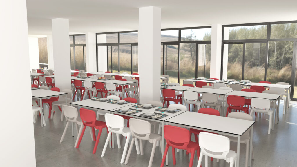Une cafétéria lumineuse avec de grandes fenêtres, équipée de tables rectangulaires et d'un mélange de chaises blanches et rouges. Des plateaux-repas, des assiettes, des tasses et des couverts sont soigneusement disposés sur les tables. Aucune personne n'est présente.