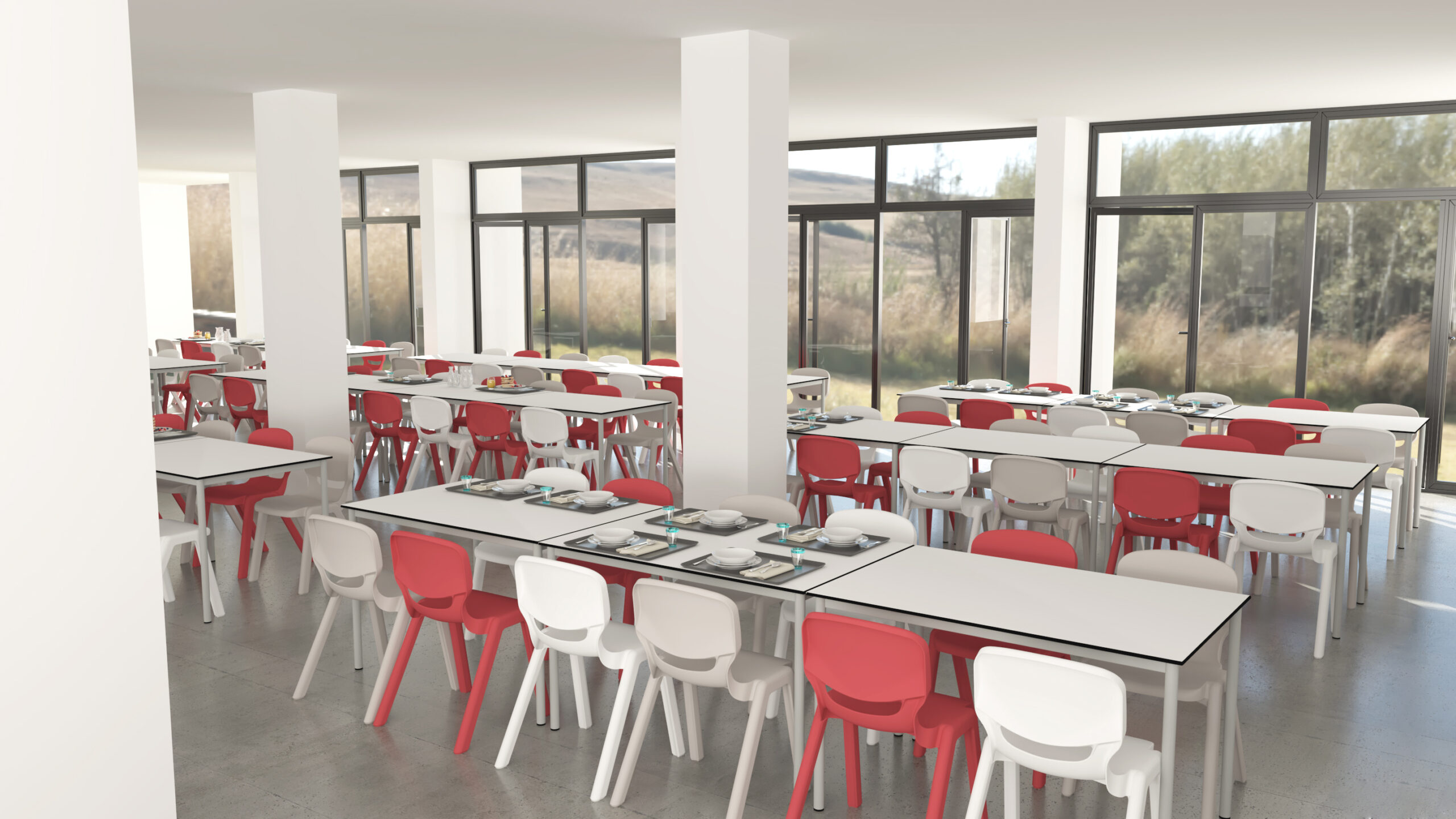 Une cafétéria lumineuse avec de grandes fenêtres, équipée de tables rectangulaires et d'un mélange de chaises blanches et rouges. Des plateaux-repas, des assiettes, des tasses et des couverts sont soigneusement disposés sur les tables. Aucune personne n'est présente.