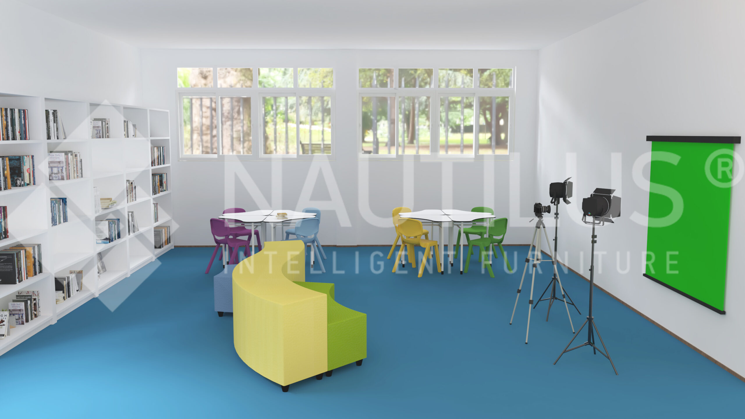 Une salle de classe moderne avec des murs blancs, des étagères, des chaises et des tables colorées, deux caméras vidéo sur trépieds, un écran vert Aula Mentor Ateca sur le mur. De grandes fenêtres laissent entrer la lumière naturelle et des arbres sont visibles à l'extérieur.