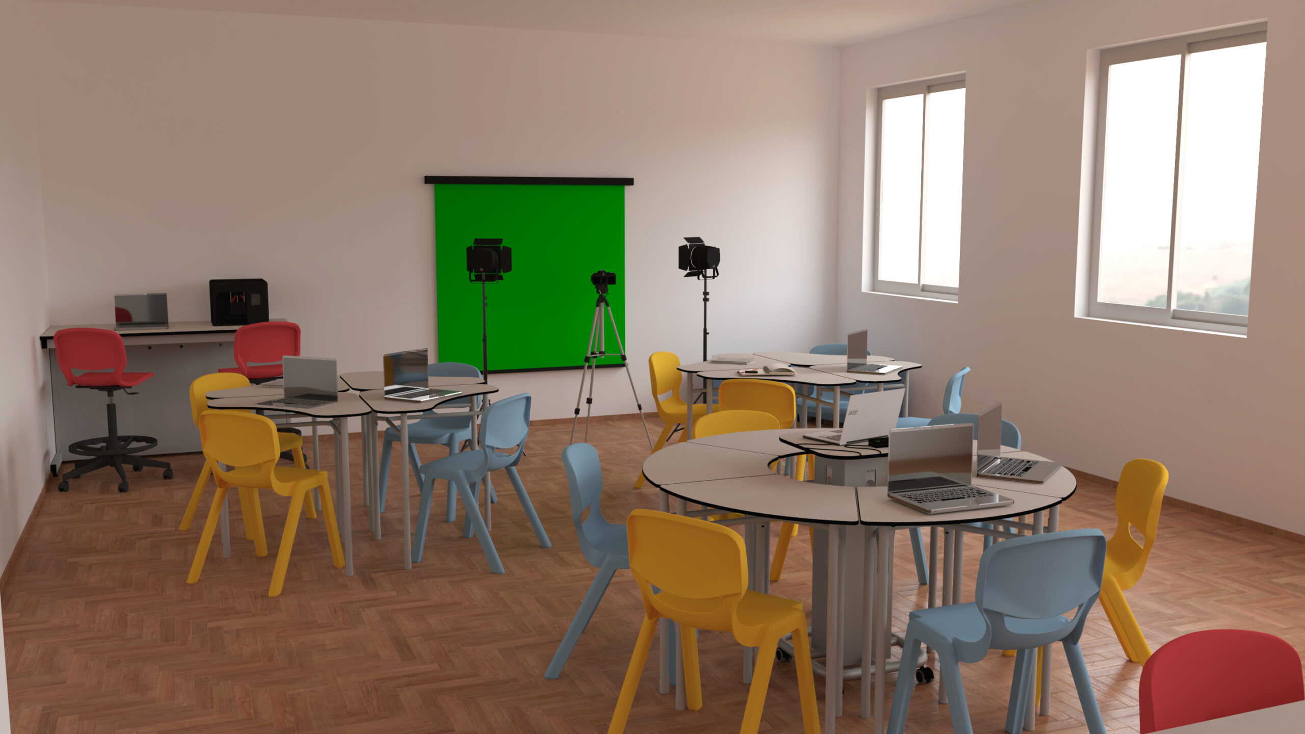Une salle de classe avec des tables rondes, des chaises colorées, des ordinateurs portables et un écran vert équipé de caméras et de lumières, parfait pour les sessions Ateca ou Aula Mentor. De grandes fenêtres apportent de la lumière naturelle et un ordinateur se trouve sur un bureau au fond de la salle.