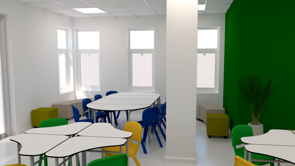 Une salle de classe CEPA moderne avec des tables triangulaires blanches, des chaises bleues et jaunes, un mur d'accent vert, des ottomans verts et une plante en pot. De grandes fenêtres laissent entrer la lumière naturelle.