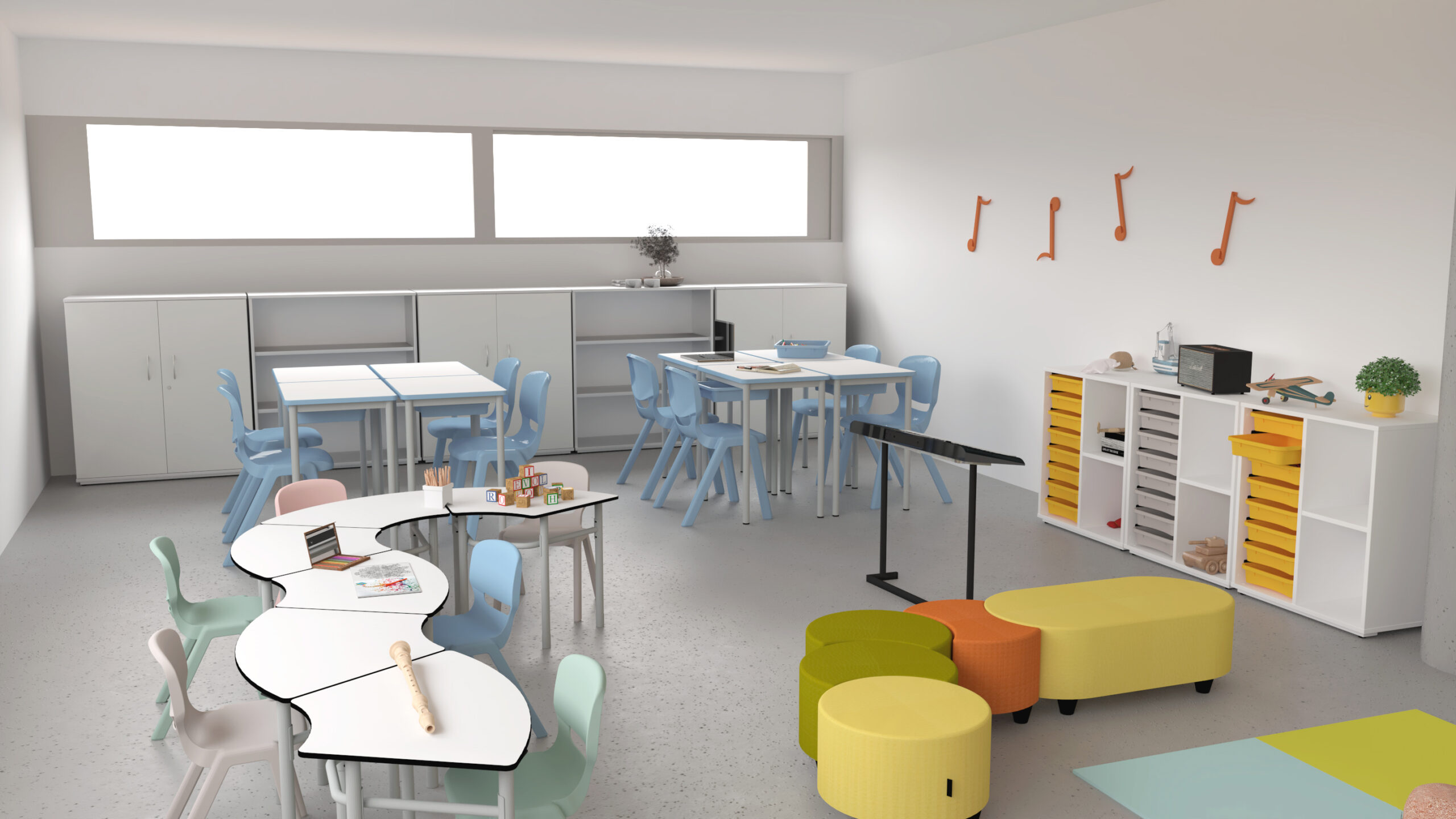 Une salle de classe moderne et lumineuse avec des chaises bleues, des tables blanches, des bancs jaunes, des armoires de rangement et des notes de musique au mur. La salle a de grandes fenêtres et divers instruments de musique sont exposés.