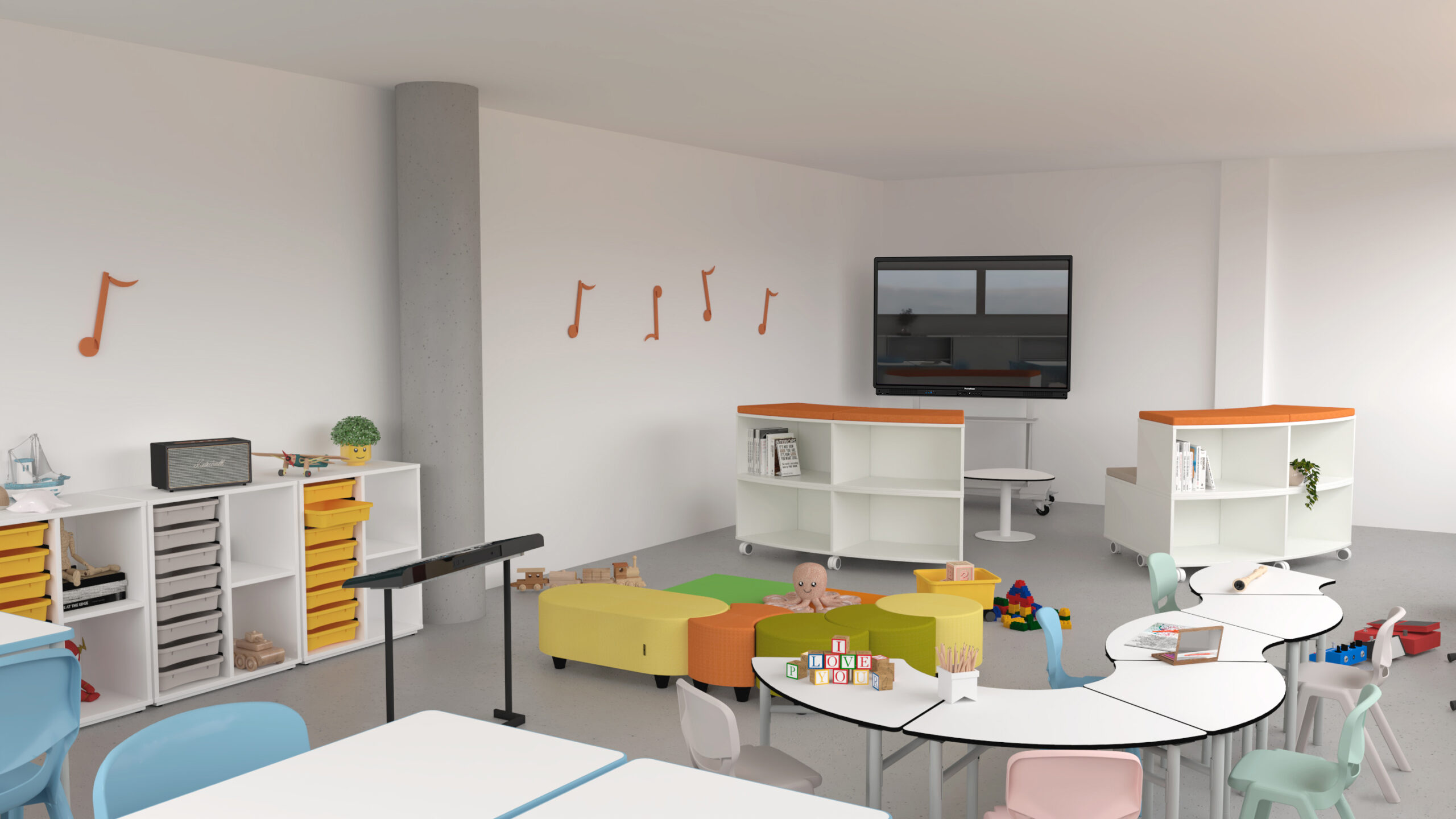 Une salle de classe moderne avec des meubles colorés, des étagères avec des bacs de rangement, des notes de musique au mur, une télévision et des jouets éparpillés sur le sol. Des tables et des chaises sont disposées pour les activités de groupe.
