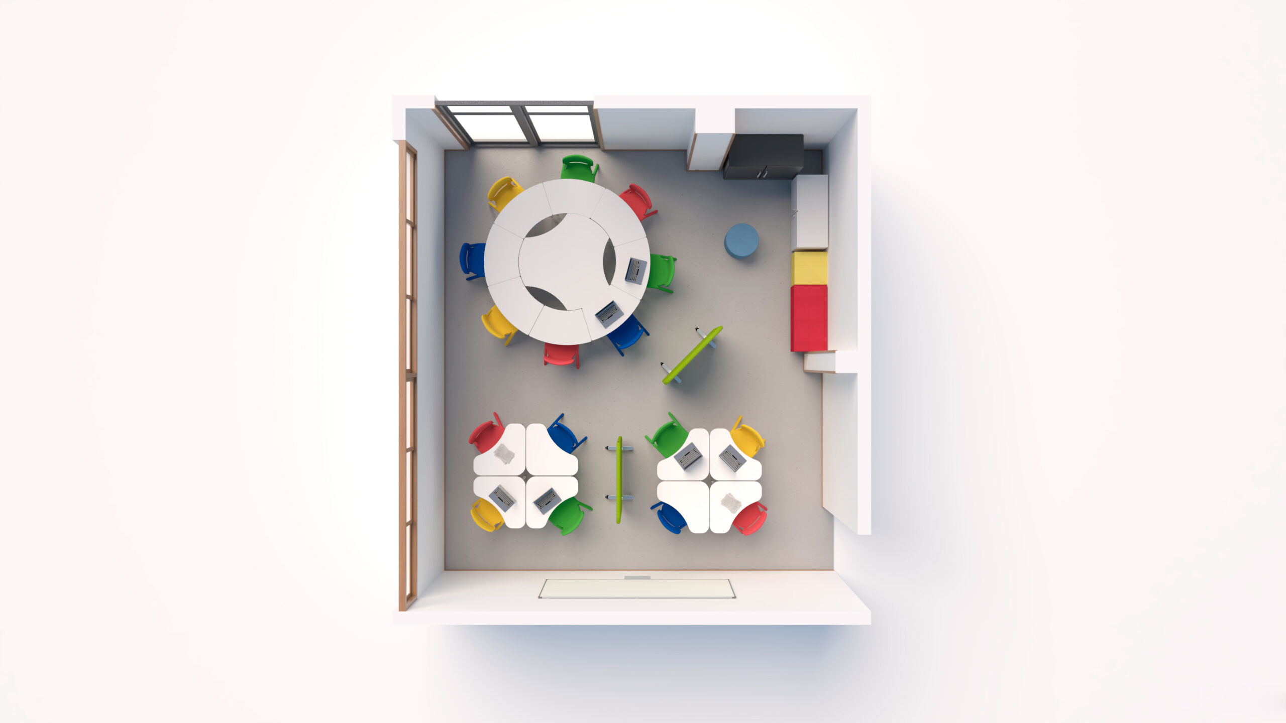 Vue de haut en bas d'une salle de classe Ateca colorée avec des tables rondes et hexagonales, des chaises multicolores, un banc vert, un tabouret bleu, des meubles de rangement et de grandes fenêtres dans une salle carrée lumineuse de l'Aula Mentor du CEPA.