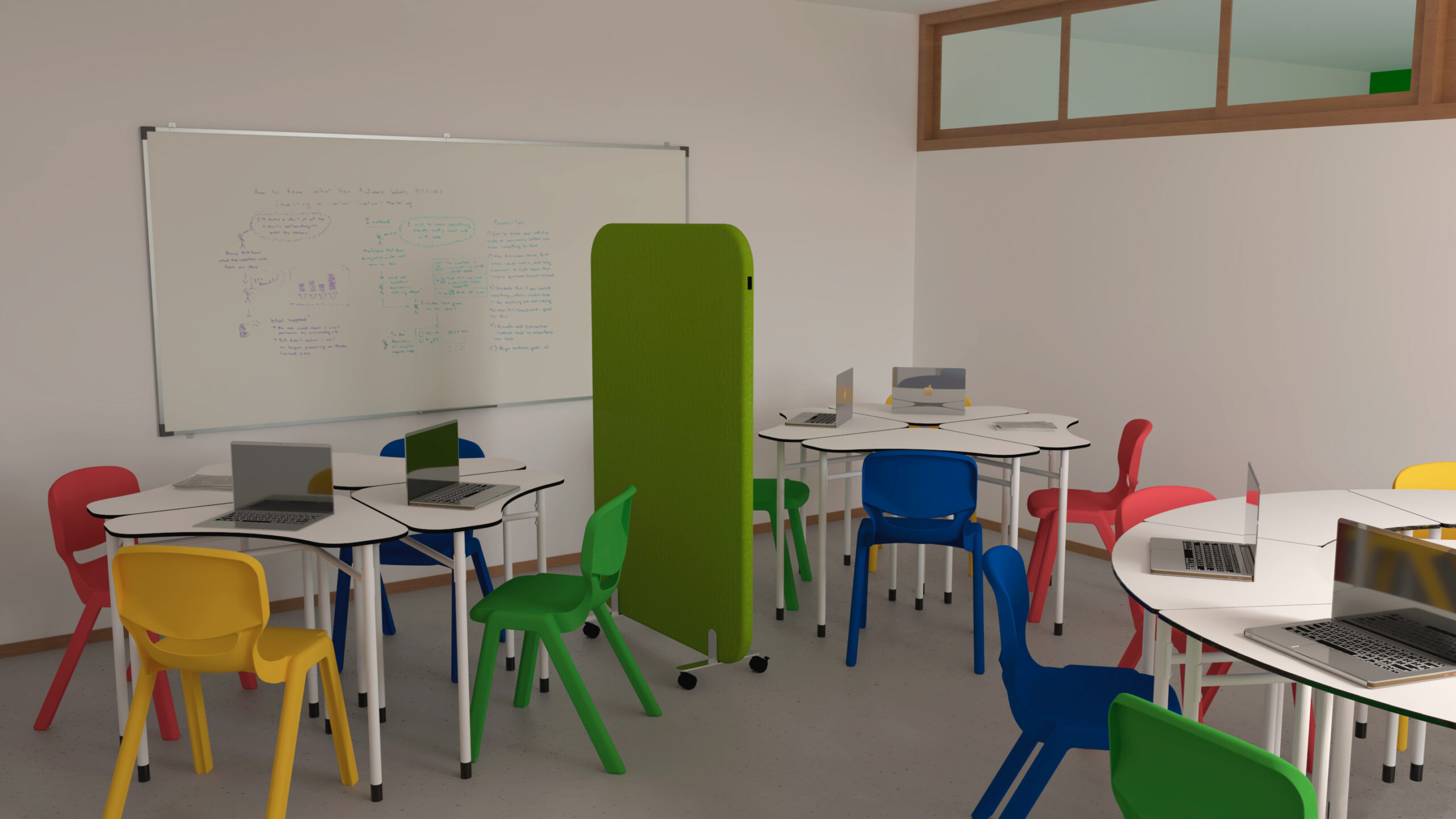 Une salle de classe avec des chaises colorées autour de tables, chaque table étant équipée d'ordinateurs portables. Un écran de confidentialité vert se trouve au centre, et un tableau blanc avec des inscriptions est accroché au mur. L'espace moderne du CEPA présente des murs blancs et une fenêtre en haut.