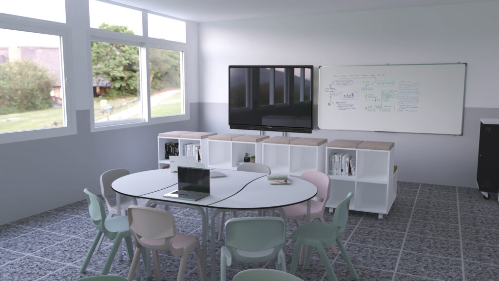 Une salle de classe moderne du CEPA avec une table ronde, des chaises aux couleurs pastel, un ordinateur portable, des étagères, une grande télévision et un tableau blanc rempli de notes. De grandes fenêtres laissent entrer la lumière naturelle et des arbres sont visibles à l'extérieur.