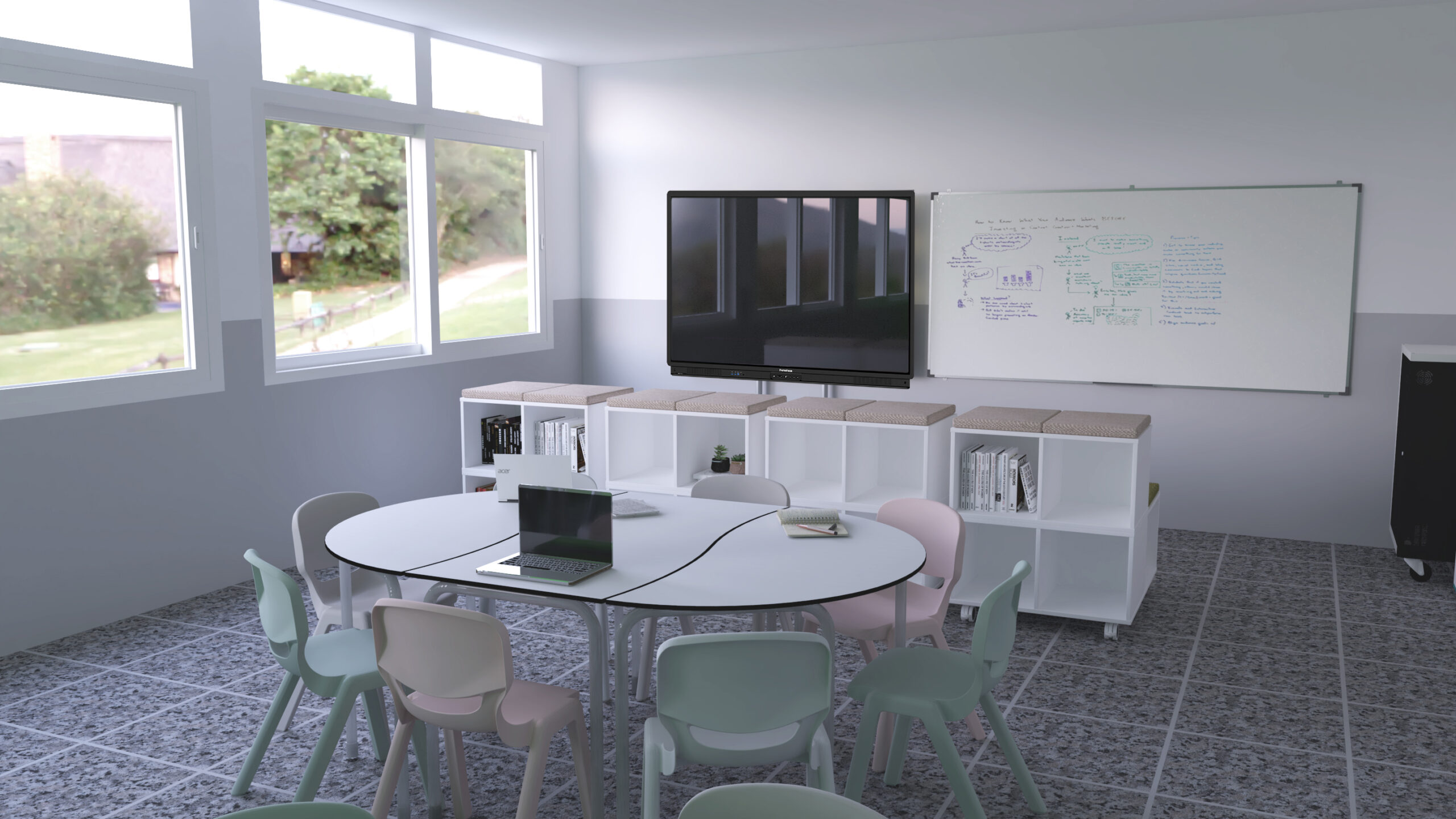 Une salle de classe moderne du CEPA avec une table ronde, des chaises aux couleurs pastel, un ordinateur portable, des étagères, une grande télévision et un tableau blanc rempli de notes. De grandes fenêtres laissent entrer la lumière naturelle et des arbres sont visibles à l'extérieur.