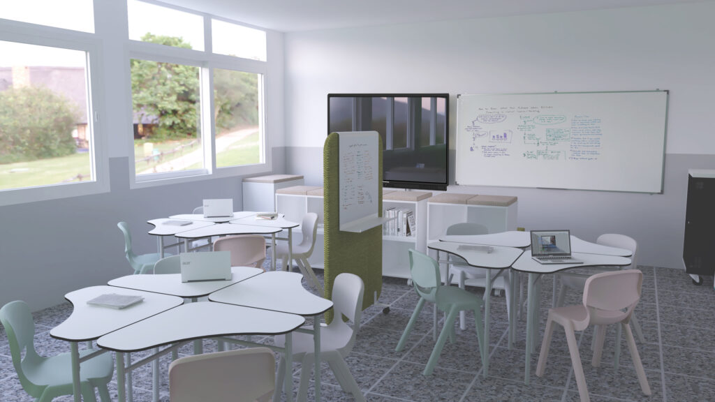 Une salle de classe moderne du CEPA avec de grandes fenêtres, plusieurs tables blanches et des chaises pastel, des ordinateurs portables sur les bureaux, un tableau blanc avec des notes, un écran de télévision et une cloison verte mobile au centre - idéale pour les sessions d'apprentissage Aula Mentor ou Ateca.