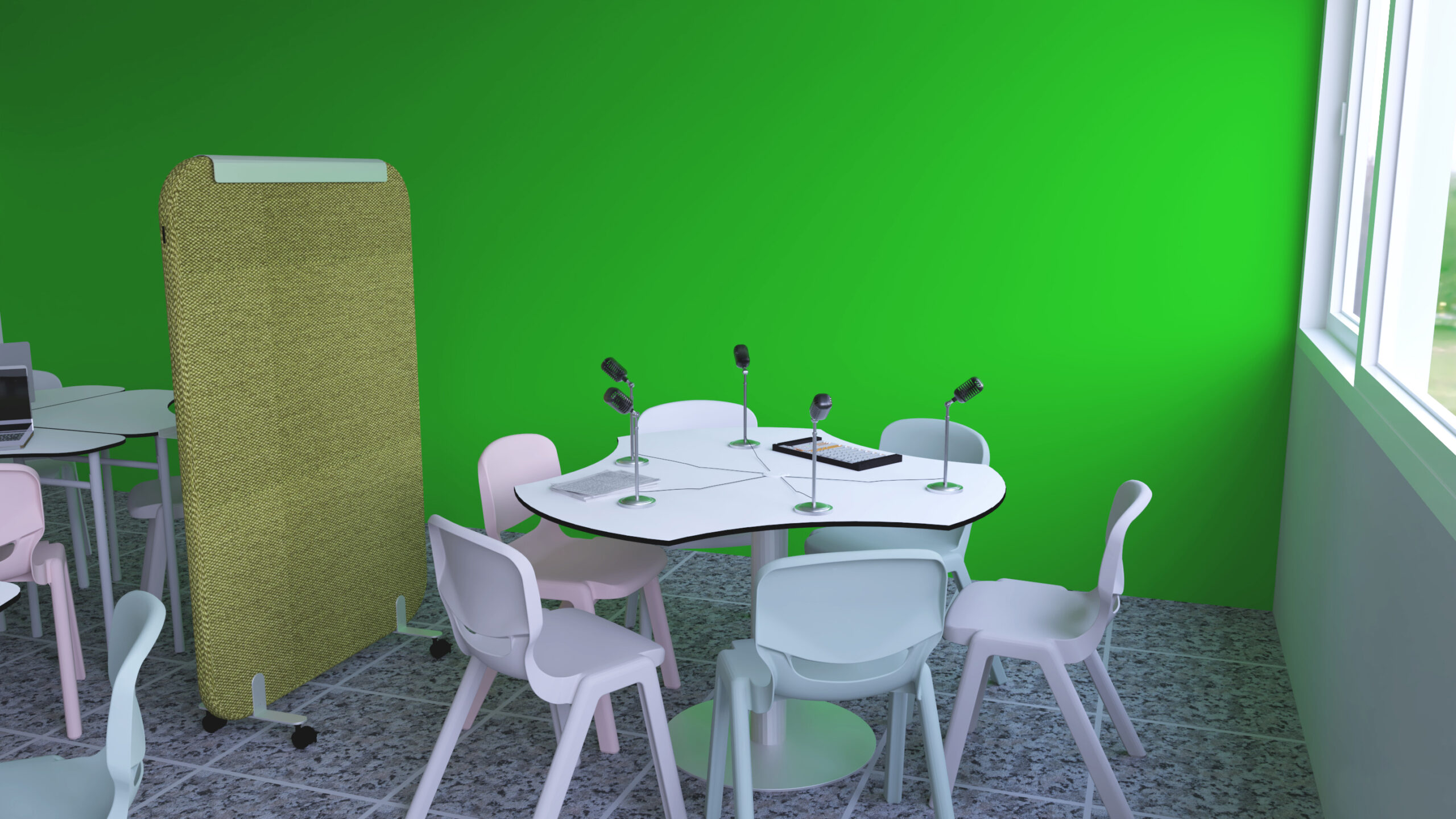 Une salle de réunion moderne du CEPA Ateca est équipée de chaises pâles autour d'une table, de microphones, de cahiers, d'ordinateurs portables et d'un mur vert. La lumière du soleil passe à travers la fenêtre sur la cloison à roulettes située à proximité, idéale pour les séances d'Aula Mentor.