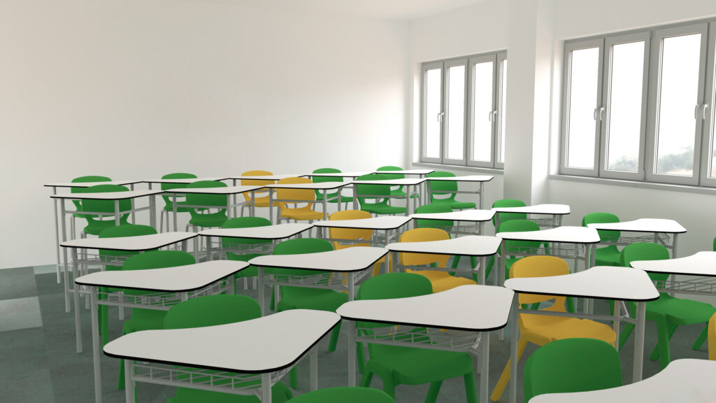 Une salle de classe lumineuse au CEPA avec des chaises vides vertes et jaunes, chacune associée à un bureau blanc et disposée en rangées. De grandes fenêtres sur le côté droit laissent entrer la lumière naturelle, créant un espace idéal pour les activités d'Aula Mentor ou d'Ateca.